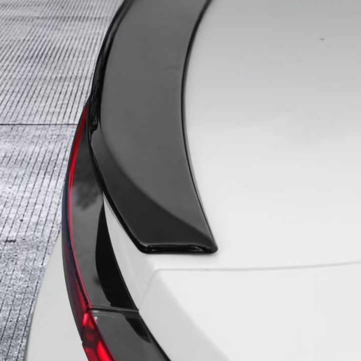 Streamlined rear wing for Polestar 4